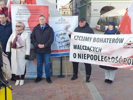Konferencja przeciwko Róży Luksemburg na Rynku Wielkim w Zamościu - zdjęcia