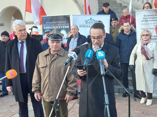 Konferencja przeciwko Róży Luksemburg na Rynku Wielkim w Zamościu - zdjęcia