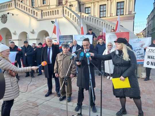 Konferencja przeciwko Róży Luksemburg na Rynku Wielkim w Zamościu - zdjęcia