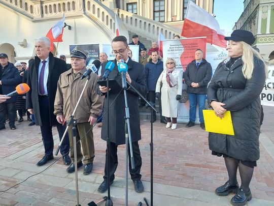 Konferencja przeciwko Róży Luksemburg na Rynku Wielkim w Zamościu - zdjęcia