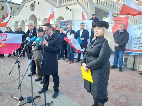 Konferencja przeciwko Róży Luksemburg na Rynku Wielkim w Zamościu - zdjęcia