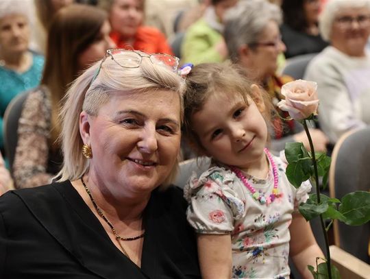 Panowie witali panie kwiatami. Dzień Kobiet w Tomaszowskim Domu Kultury [ZDJĘCIA]