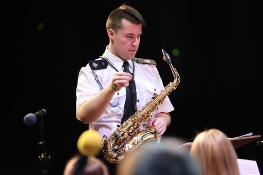 Panowie witali panie kwiatami. Dzień Kobiet w Tomaszowskim Domu Kultury [ZDJĘCIA]