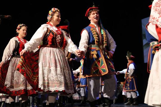 Panowie witali panie kwiatami. Dzień Kobiet w Tomaszowskim Domu Kultury [ZDJĘCIA]