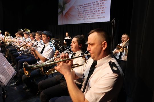 Panowie witali panie kwiatami. Dzień Kobiet w Tomaszowskim Domu Kultury [ZDJĘCIA]