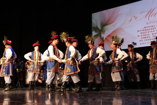 Panowie witali panie kwiatami. Dzień Kobiet w Tomaszowskim Domu Kultury [ZDJĘCIA]