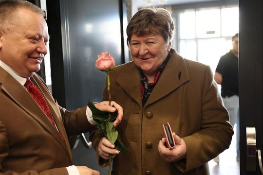 Panowie witali panie kwiatami. Dzień Kobiet w Tomaszowskim Domu Kultury [ZDJĘCIA]