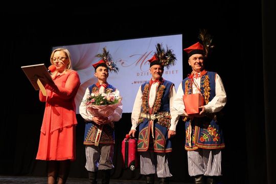 Panowie witali panie kwiatami. Dzień Kobiet w Tomaszowskim Domu Kultury [ZDJĘCIA]