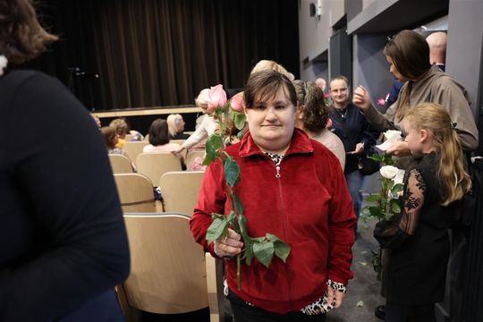 Panowie witali panie kwiatami. Dzień Kobiet w Tomaszowskim Domu Kultury [ZDJĘCIA]