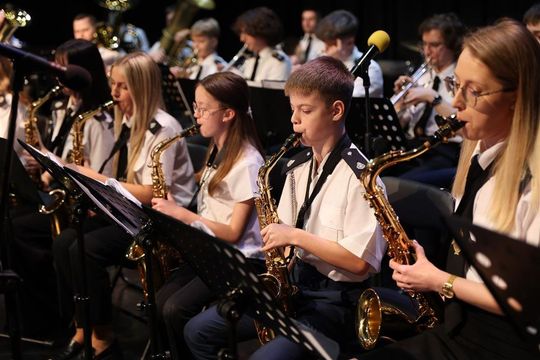 Panowie witali panie kwiatami. Dzień Kobiet w Tomaszowskim Domu Kultury [ZDJĘCIA]