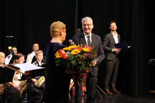 Panowie witali panie kwiatami. Dzień Kobiet w Tomaszowskim Domu Kultury [ZDJĘCIA]