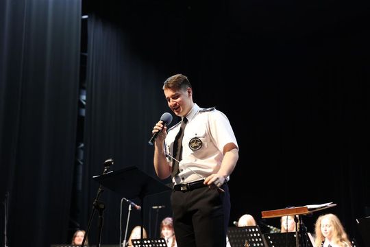 Panowie witali panie kwiatami. Dzień Kobiet w Tomaszowskim Domu Kultury [ZDJĘCIA]