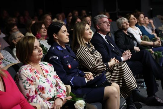 Panowie witali panie kwiatami. Dzień Kobiet w Tomaszowskim Domu Kultury [ZDJĘCIA]