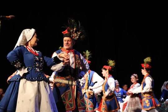 Panowie witali panie kwiatami. Dzień Kobiet w Tomaszowskim Domu Kultury [ZDJĘCIA]