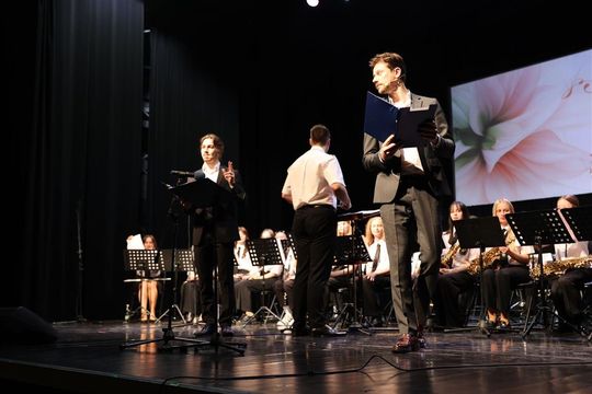 Panowie witali panie kwiatami. Dzień Kobiet w Tomaszowskim Domu Kultury [ZDJĘCIA]