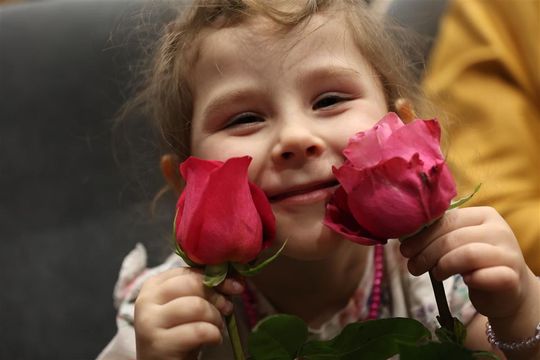 Panowie witali panie kwiatami. Dzień Kobiet w Tomaszowskim Domu Kultury [ZDJĘCIA]