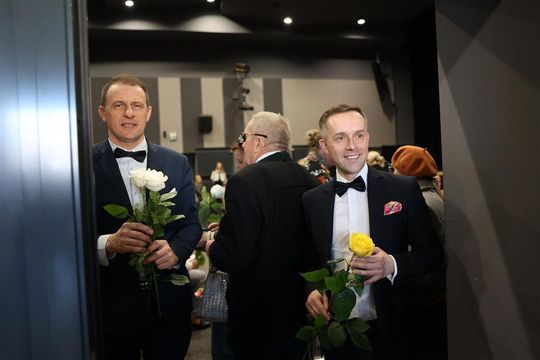 Panowie witali panie kwiatami. Dzień Kobiet w Tomaszowskim Domu Kultury [ZDJĘCIA]