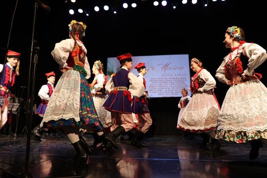 Panowie witali panie kwiatami. Dzień Kobiet w Tomaszowskim Domu Kultury [ZDJĘCIA]