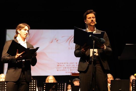 Panowie witali panie kwiatami. Dzień Kobiet w Tomaszowskim Domu Kultury [ZDJĘCIA]