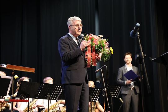 Panowie witali panie kwiatami. Dzień Kobiet w Tomaszowskim Domu Kultury [ZDJĘCIA]