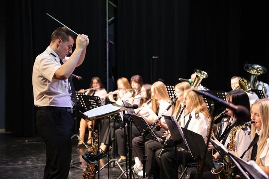 Panowie witali panie kwiatami. Dzień Kobiet w Tomaszowskim Domu Kultury [ZDJĘCIA]