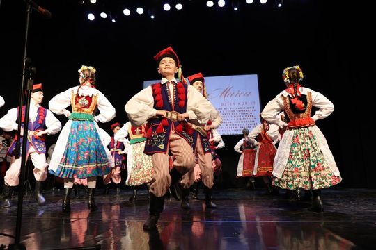 Panowie witali panie kwiatami. Dzień Kobiet w Tomaszowskim Domu Kultury [ZDJĘCIA]