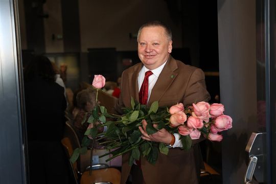 Panowie witali panie kwiatami. Dzień Kobiet w Tomaszowskim Domu Kultury [ZDJĘCIA]