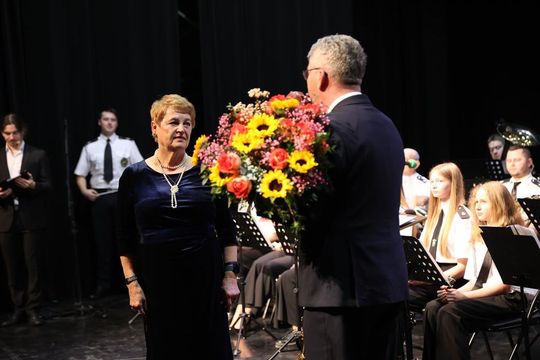 Panowie witali panie kwiatami. Dzień Kobiet w Tomaszowskim Domu Kultury [ZDJĘCIA]