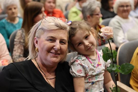 Panowie witali panie kwiatami. Dzień Kobiet w Tomaszowskim Domu Kultury [ZDJĘCIA]