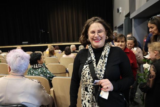 Panowie witali panie kwiatami. Dzień Kobiet w Tomaszowskim Domu Kultury [ZDJĘCIA]