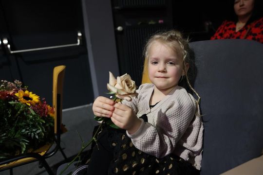 Panowie witali panie kwiatami. Dzień Kobiet w Tomaszowskim Domu Kultury [ZDJĘCIA]