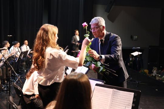 Panowie witali panie kwiatami. Dzień Kobiet w Tomaszowskim Domu Kultury [ZDJĘCIA]