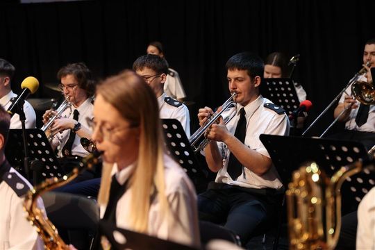 Panowie witali panie kwiatami. Dzień Kobiet w Tomaszowskim Domu Kultury [ZDJĘCIA]