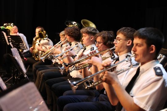 Panowie witali panie kwiatami. Dzień Kobiet w Tomaszowskim Domu Kultury [ZDJĘCIA]