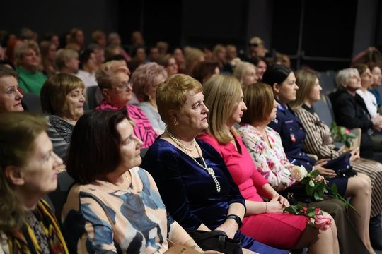 Panowie witali panie kwiatami. Dzień Kobiet w Tomaszowskim Domu Kultury [ZDJĘCIA]