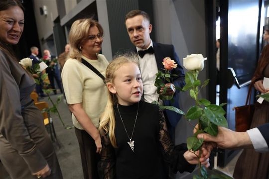 Panowie witali panie kwiatami. Dzień Kobiet w Tomaszowskim Domu Kultury [ZDJĘCIA]