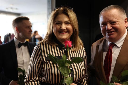 Panowie witali panie kwiatami. Dzień Kobiet w Tomaszowskim Domu Kultury [ZDJĘCIA]