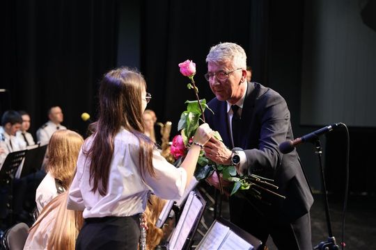 Panowie witali panie kwiatami. Dzień Kobiet w Tomaszowskim Domu Kultury [ZDJĘCIA]