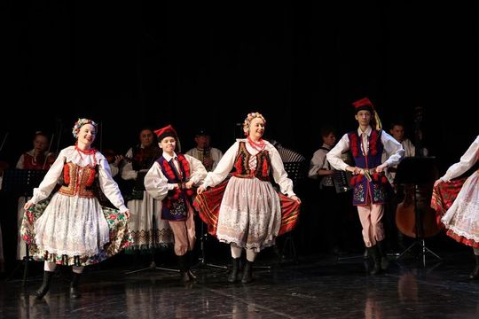 Panowie witali panie kwiatami. Dzień Kobiet w Tomaszowskim Domu Kultury [ZDJĘCIA]