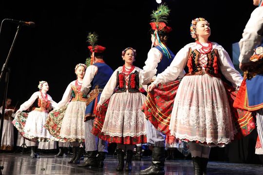 Panowie witali panie kwiatami. Dzień Kobiet w Tomaszowskim Domu Kultury [ZDJĘCIA]