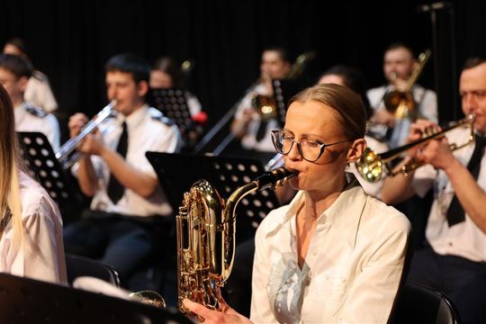 Panowie witali panie kwiatami. Dzień Kobiet w Tomaszowskim Domu Kultury [ZDJĘCIA]