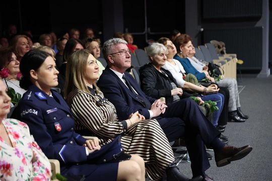 Panowie witali panie kwiatami. Dzień Kobiet w Tomaszowskim Domu Kultury [ZDJĘCIA]