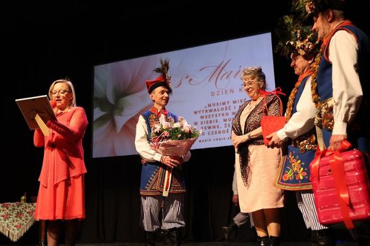 Panowie witali panie kwiatami. Dzień Kobiet w Tomaszowskim Domu Kultury [ZDJĘCIA]