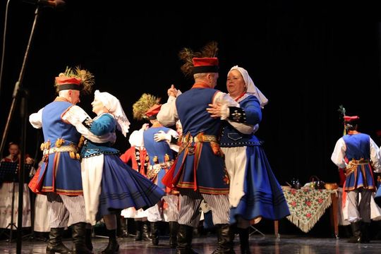 Panowie witali panie kwiatami. Dzień Kobiet w Tomaszowskim Domu Kultury [ZDJĘCIA]