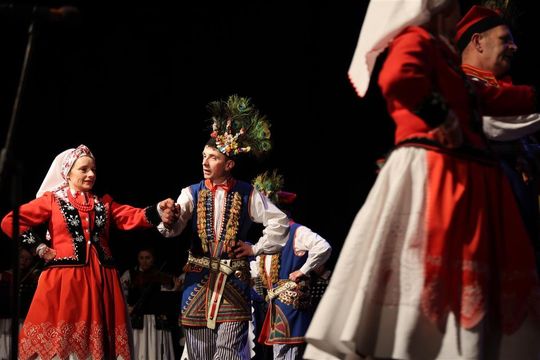 Panowie witali panie kwiatami. Dzień Kobiet w Tomaszowskim Domu Kultury [ZDJĘCIA]