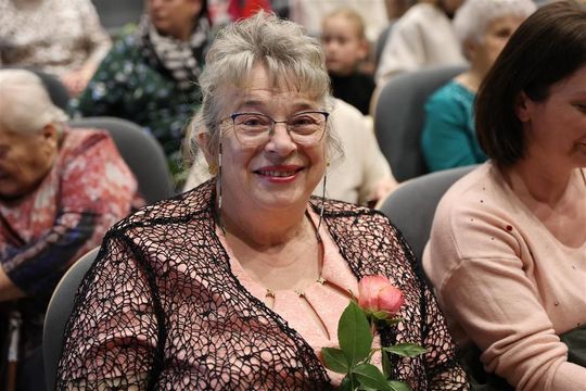 Panowie witali panie kwiatami. Dzień Kobiet w Tomaszowskim Domu Kultury [ZDJĘCIA]