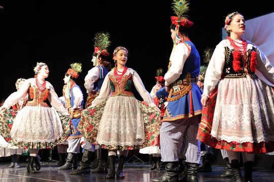 Panowie witali panie kwiatami. Dzień Kobiet w Tomaszowskim Domu Kultury [ZDJĘCIA]