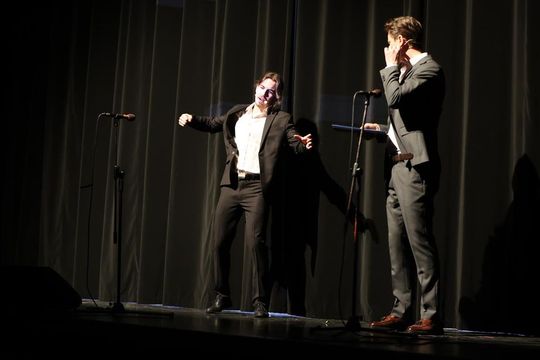 Panowie witali panie kwiatami. Dzień Kobiet w Tomaszowskim Domu Kultury [ZDJĘCIA]