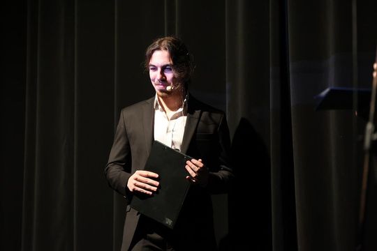 Panowie witali panie kwiatami. Dzień Kobiet w Tomaszowskim Domu Kultury [ZDJĘCIA]