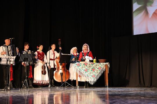 Panowie witali panie kwiatami. Dzień Kobiet w Tomaszowskim Domu Kultury [ZDJĘCIA]